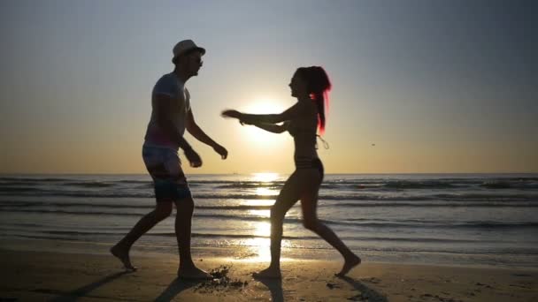 Kilka spotkań i Całowanie na brzegu i kobieta skoki w ramionach kochanka w zwolnionym tempie — Wideo stockowe