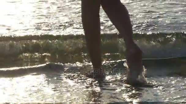 Mujer entrando en olas marinas en cámara lenta — Vídeos de Stock