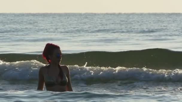 Sexy femelle sortir de la mer vagues au ralenti — Video