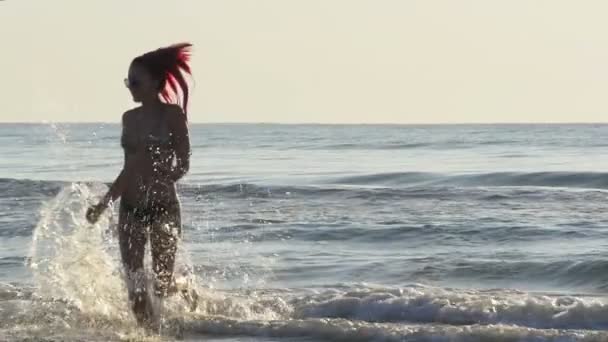 Jovem mulher linda saindo do mar em câmera lenta — Vídeo de Stock