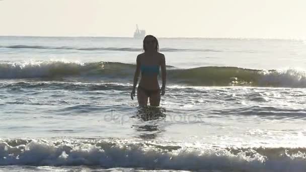 Jovem atraente saindo do oceano em câmera lenta — Vídeo de Stock