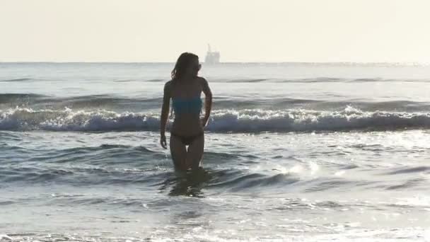 Καυκάσιος γυναίκα τρέχει μέσα στο νερό προς την παραλία σε αργή κίνηση — Αρχείο Βίντεο