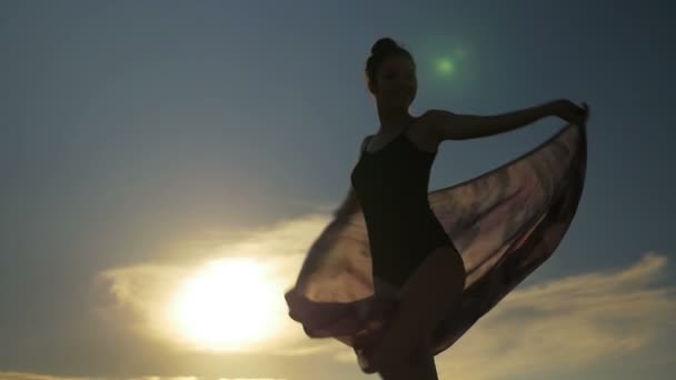 Jovem bela dança feminina e segurando seu lenço transparente e movendo-o em câmera lenta — Vídeo de Stock