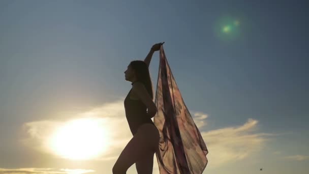 Bela dança feminina e segurando um lenço transparente na praia em câmera lenta — Vídeo de Stock