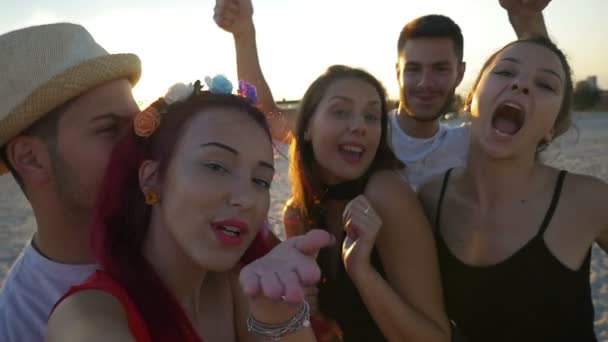 Groep vrienden nemen van selfies op het strand bij zonsondergang — Stockvideo