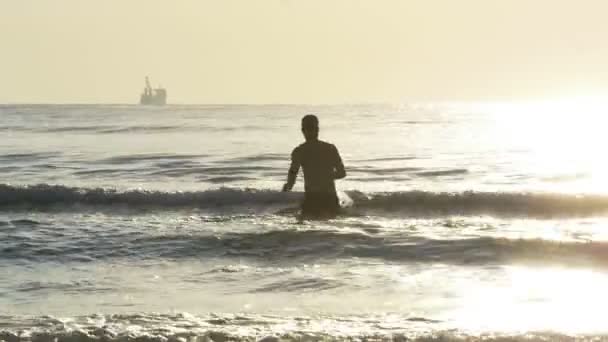 Młody mężczyzna pływanie w morzu — Wideo stockowe