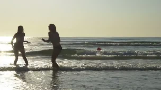 Dos amigas bailando, y jugando en el agua del mar — Vídeo de stock
