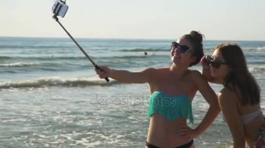 Seksi kız plaj ve öpüşme selfie alarak arkadaşlar