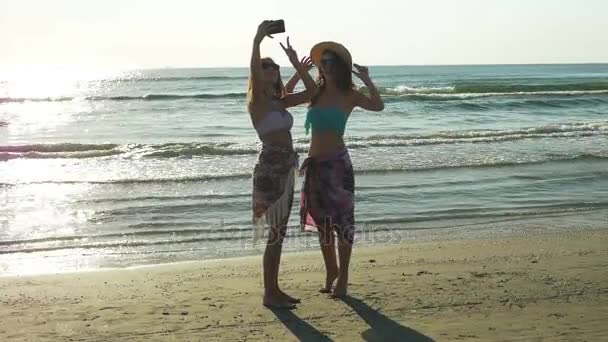 Amigas tirando uma selfie na praia — Vídeo de Stock