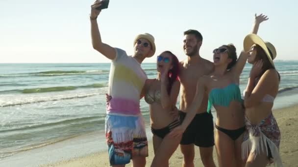 Groep vrienden nemen selfie op het strand — Stockvideo