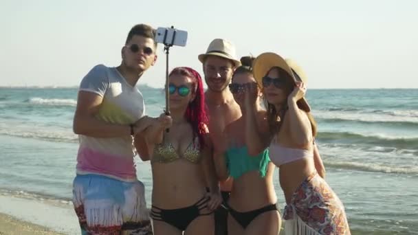Φίλοι λήψη selfie σε μια παραλία το καλοκαίρι — Αρχείο Βίντεο