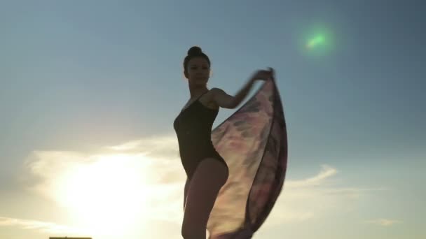 Красивая сексуальная молодая женщина танцует в купальнике — стоковое видео