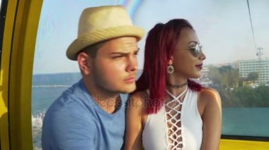 Manzara izlerken teleferik severler