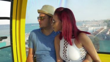 Teleferik manzara izlerken deniz kenarında üzerinde genç Çift