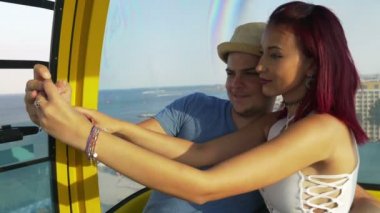 Teleferik alarak selfie genç Çift