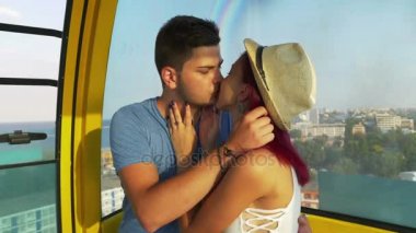 Tutkuyla teleferik deniz kenarında öpüşme severler