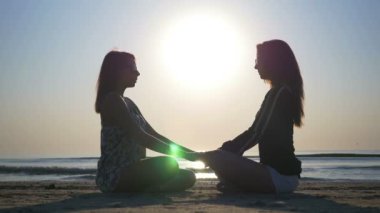 Gör kumsalda Yoga Pratik yaparak
