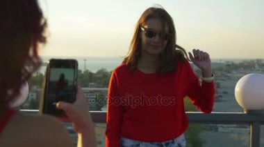 Çekim ile smartphone bir çatıda iki kız arkadaşım