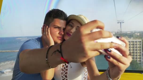 Milenci líbání a s selfie v lanovku — Stock video