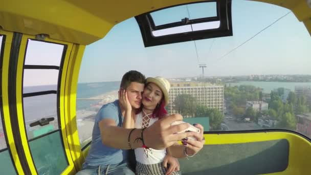 Krásný pár pořizování selfie v ropeway — Stock video