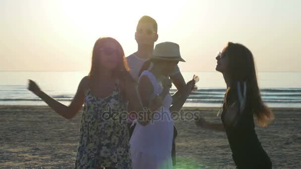 Freunde tanzen bei Sonnenaufgang am Strand — Stockvideo