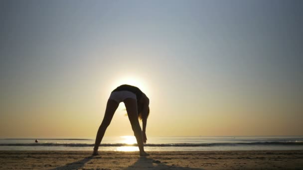 Vrouw ochtend training te doen op het strand — Stockvideo