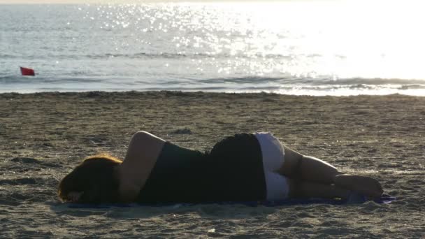 Resultado de imagen de durmiendo a la orilla del mar