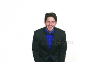 Beyaz bir arka plan üzerinde zor gülen genç adam