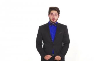 Beyaz bir arka plan üzerinde endişeli genç adam 