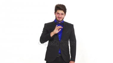 Şık elbiseli genç adam onaylamayan