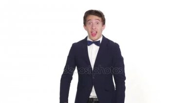 Beyaz arka plan şaşırttı karşı zarif genç