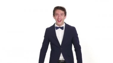 Sürpriz genç işadamı karşı beyaz arka plan ayakta