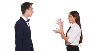 Sohbet ve dostça tokalaşırken ofis arkadaşları