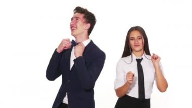 Dans ve gülerek ofis arkadaşları