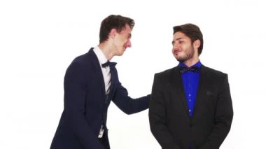 İş ortakları el sıkışma sırasında gergin olma