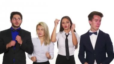 Dans ve gülümseyerek dört ofis arkadaşları