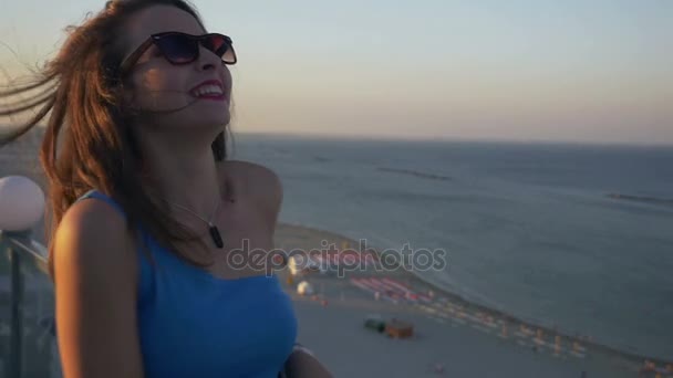 Mujer en una azotea con vistas al mar — Vídeos de Stock