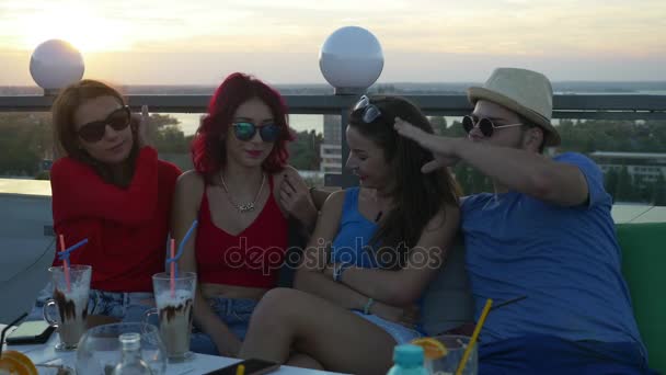 Grupo de amigos em um bar no terraço conversando e desfrutando de uma bebida — Vídeo de Stock