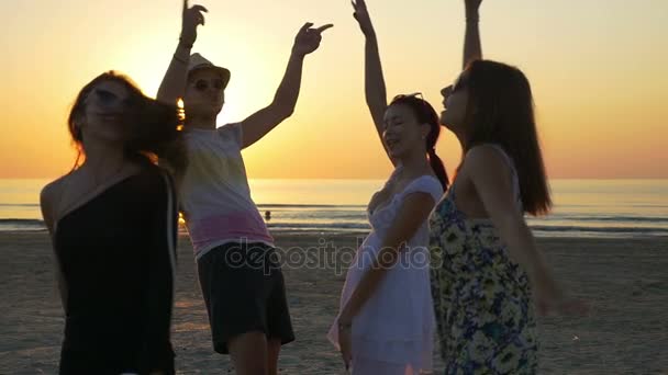 Quatro amigos dançando na praia no crepúsculo — Vídeo de Stock