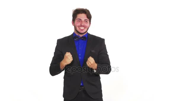 Joven hombre feliz sobre fondo blanco celebrando su logro — Vídeos de Stock