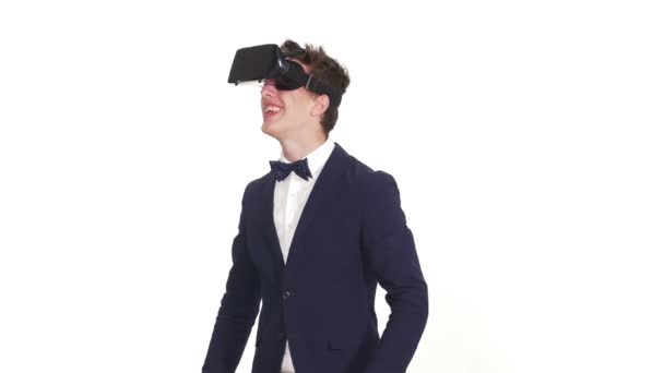 Hombre vistiendo gafas de realidad virtual se sorprende — Vídeos de Stock