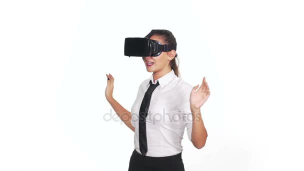 Mulher vestindo óculos de realidade virtual e fazendo gestos — Vídeo de Stock