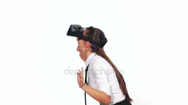 Junge Frau spielt Virtual-Reality-Spiel — Stockvideo