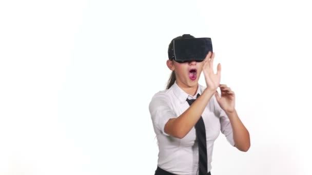 Joven mujer de negocios se pone gafas VR e interactúa con un mundo de realidad virtual — Vídeos de Stock