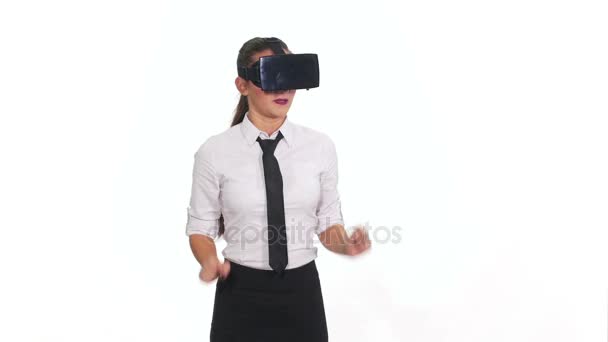 Femme avec des lunettes virtuelles jouer à un jeu et avoir peur — Video