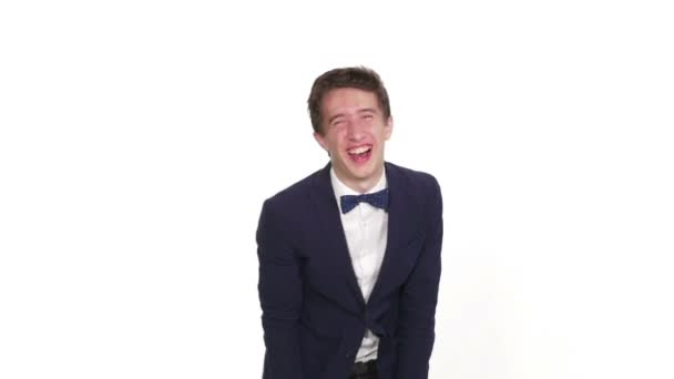 Jonge man met een vinger wijzen en lachen — Stockvideo