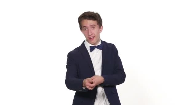 Hombre de negocios bailando felizmente con fondo blanco — Vídeos de Stock