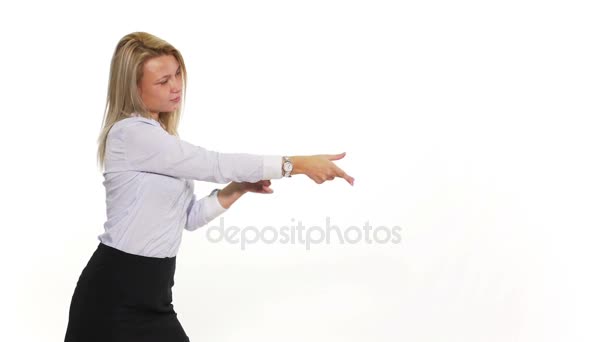 Mulher atraente puxando uma corda invisível e apresentando algo — Vídeo de Stock