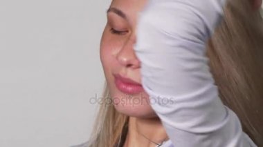 Seksi seksi çekici sarışın genç kadın