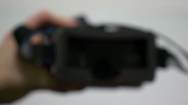 Sanal gerçeklik gözlük gözleri üzerine koyarak ve onları alarak Pov perspektif